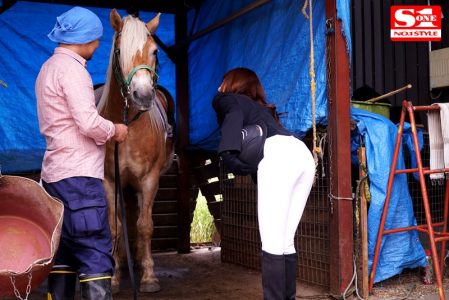 Akiho Yoshizawa Học Cưỡi Ngựa